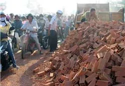 TPHCM: Xe chở gạch lật trên cầu Sài Gòn