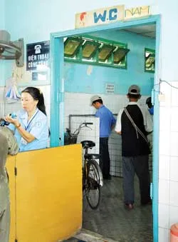 Nhà vệ sinh công cộng - không còn là chuyện nhỏ : khổ vì nhu cầu “giải thoát”