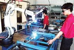 DNTN Nhựa Chợ Lớn đầu tư robot vào dây chuyền sản xuất