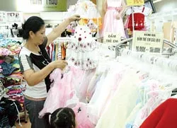Ngành bán lẻ sau 1 năm gia nhập WTO - Bài 1: Hụt hơi trước thị trường lớn ảnh 2 Ngành bán lẻ sau 1 năm gia nhập WTO - Bài 1: Hụt hơi trước thị trường lớn ảnh 2