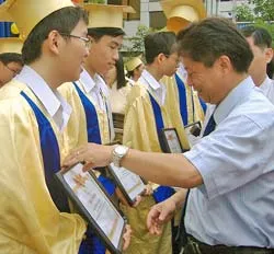 Trường THCS Nguyễn Du khen thưởng 145 học sinh giỏi cấp thành phố, quốc gia