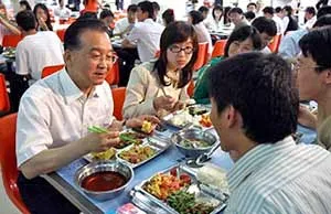 Thủ tướng dùng cơm sinh viên