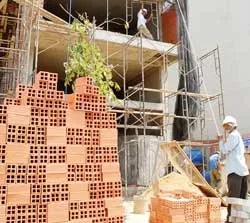Giá vật tư tăng mạnh: Nhiều công trình “ngả nghiêng”