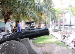 Mới: chết yểu, cũ: nghèo nàn