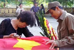 Hơn 30 năm đi tìm hài cốt người yêu ảnh 2 Hơn 30 năm đi tìm hài cốt người yêu ảnh 2