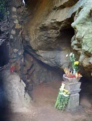 Hang đá thiêng trên đường Quyết Thắng ảnh 2 Hang đá thiêng trên đường Quyết Thắng ảnh 2