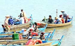 Nguy cơ từ các bến đò ngang ảnh 2 Nguy cơ từ các bến đò ngang ảnh 2