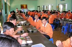 Không thể đánh giá “lạnh lùng” qua những con số