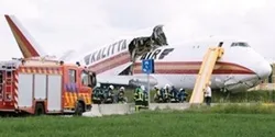 Boeing 747 gãy làm đôi