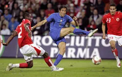 Luca Toni chờ đợi món quà sinh nhật ở Euro