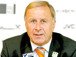 HLV Josef Hickersberger: “Nghề của tôi là chịu đựng”