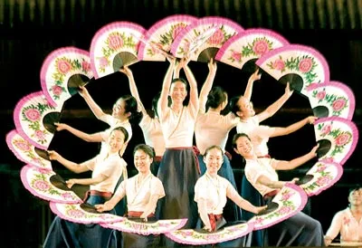Đoàn nghệ thuật Hàn Quốc biểu diễn múa quạt truyền thống. Ảnh: PHẠM VĂN TÝ