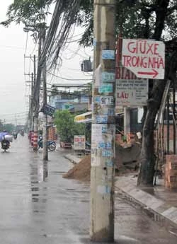 Cột điện đứng giữa đường