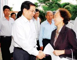 Tiếp xúc cử tri quận 2, Chủ tịch nước Nguyễn Minh Triết: Mong bà con chia sẻ với những khó khăn chung của đất nước