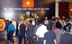 Hàng trăm đoàn đại biểu đến viếng cố Thủ tướng Võ Văn Kiệt ảnh 3 Hàng trăm đoàn đại biểu đến viếng cố Thủ tướng Võ Văn Kiệt ảnh 3