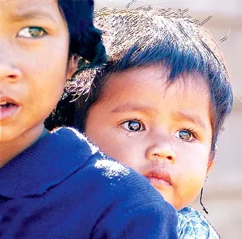 Những ánh mắt trẻ thơ.