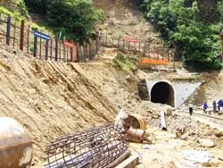 Đối mặt với sạt lở ảnh 2 Đối mặt với sạt lở ảnh 2