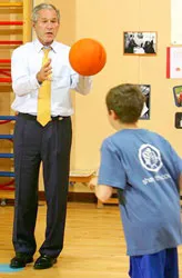 Ông Bush trổ tài