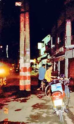 “Anh em” cột điện xuống đường