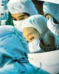 Bác sĩ Phan Kim Phương: Mổ với tâm thế người mẹ cứu con ảnh 2 Bác sĩ Phan Kim Phương: Mổ với tâm thế người mẹ cứu con ảnh 2