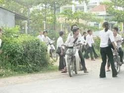 Lại rộ lên nạn “quái xế áo trắng” ảnh 4 Lại rộ lên nạn “quái xế áo trắng” ảnh 4