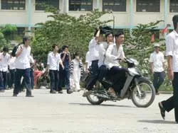 Lại rộ lên nạn “quái xế áo trắng” ảnh 3 Lại rộ lên nạn “quái xế áo trắng” ảnh 3