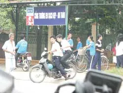 Lại rộ lên nạn “quái xế áo trắng” ảnh 2 Lại rộ lên nạn “quái xế áo trắng” ảnh 2