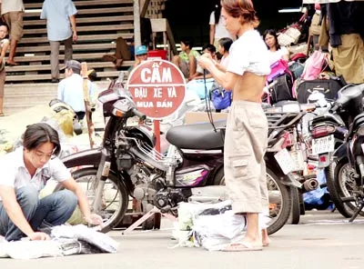 Đậu xe và mua bán lộn xộn ngay tại biển cấm trước chợ An Đông. Đậu xe và mua bán lộn xộn ngay tại biển cấm trước chợ An Đông.