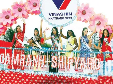 Thí sinh Hoa hậu Hoàn vũ 2008 diễu hành xe hoa