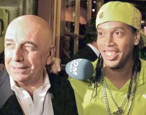 Rạng sáng nay (giờ VN): Ronaldinho gia nhập AC Milan