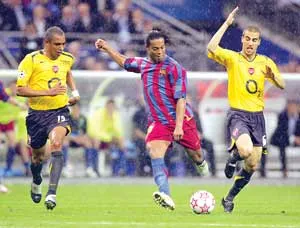 Ronaldinho gia nhập Milan: Như rồng thêm cánh