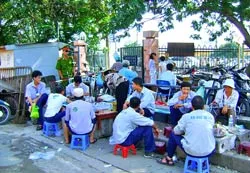 Quanh Bến xe Giáp Bát, Hà Nội: Lơ ngơ là bị “chặt chém”