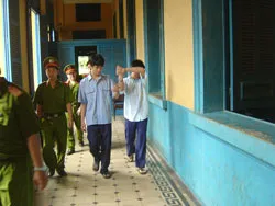 Trộm đèn tim đường lăn sân bay, hai bị cáo lãnh 20 năm tù