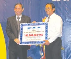 ACB tặng 100 triệu đồng xây dựng nhà tình thương ảnh 1 ACB tặng 100 triệu đồng xây dựng nhà tình thương ảnh 1
