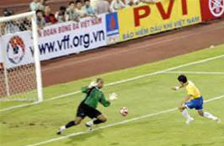 Tiền đạo Pato trong pha bóng mở tỷ số 1 - 0 cho Olympic Brazil.