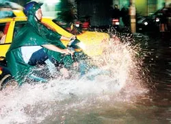 TPHCM: Mưa lớn kéo dài hơn 3 giờ - Nhiều khu vực chìm trong nước ảnh 2 TPHCM: Mưa lớn kéo dài hơn 3 giờ - Nhiều khu vực chìm trong nước ảnh 2
