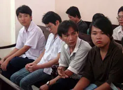 Xét xử vụ dân quân phường 15 quận 10 tra khảo học sinh gây thương tích: Các bị cáo đều lãnh án tù ảnh 2 Xét xử vụ dân quân phường 15 quận 10 tra khảo học sinh gây thương tích: Các bị cáo đều lãnh án tù ảnh 2