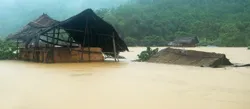 Sáng nay : Các tuyến đường huyết mạch vào vùng lũ bị chia cắt