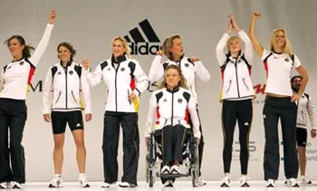 Các vận động viên Đức trong trang phục Adidas.