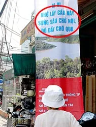 Băng rôn cổ động viết sai chính tả