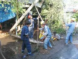 TP Hồ Chí Minh: Lật container, 20 tấn hóa chất tràn vào khu dân cư ảnh 2 TP Hồ Chí Minh: Lật container, 20 tấn hóa chất tràn vào khu dân cư ảnh 2