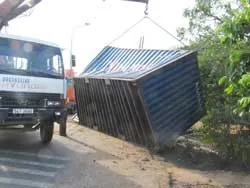 TP Hồ Chí Minh: Lật container, 20 tấn hóa chất tràn vào khu dân cư