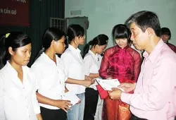 TPHCM: Hàng ngàn học sinh nghèo ở Cần Giờ nhận học bổng, xe đạp…