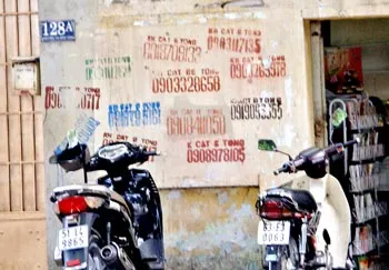 Chi chít số điện thoại “khoan cắt bê tông” trên các vách tường ven đường Nguyễn Thị Minh Khai, dù việc quảng cáo kiểu này đã bị cấm. Chi chít số điện thoại “khoan cắt bê tông” trên các vách tường ven đường Nguyễn Thị Minh Khai, dù việc quảng cáo kiểu này đã bị cấm.