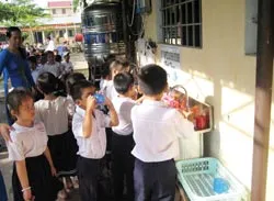 Tặng hệ thống nước sạch cho trường học