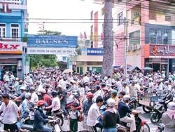 Kẹt xe trước cổng trường: Tắc lời giải