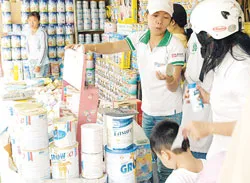 Sữa bột ngoại nhập: Có “chuẩn” nhưng không “kiểm”?