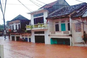 Sáng nay, áp thấp nhiệt đới mạnh lên thành bão, hoành hành trên quần đảo Hoàng Sa