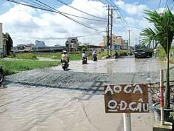 Một con đường “ổ voi”, “ổ gà”!