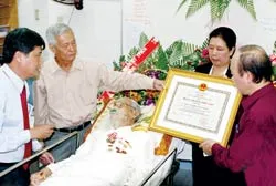 Nghệ sĩ điện ảnh lão thành Nguyễn Thế Đoàn nhận Huân chương Độc lập hạng Nhì